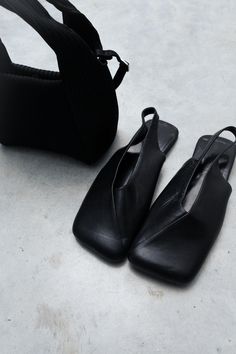 Flat Leather Slingback Sandals For Everyday, Black Slingback Sandals With Leather Sole For Work, Everyday Black Ballet Flats, Summer Black Slingback Mules, Black Slingback Sandals For Everyday, Black Leather Sole Slip-on Slingback Sandals, Black Slingback Mules For Summer, Black Slingback Flats For Summer, Chic Everyday Slingback Pumps