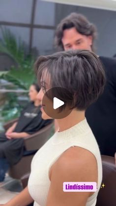 INSPIRAÇÃO DE CURTINHOS on Instagram: "Cabelo @celiofariaoficial  @celiofariabr  Show  #pixie777hair" Mandy Moore Short Hair, Curly Hair Pieces, Short Hair Back, Long Pixie Hairstyles, Short Hair Pixie Cuts, Curly Hair Women