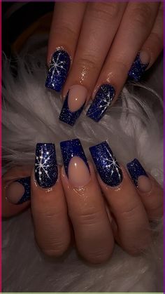 Navy Blue Winter Nails, Nail Designs Navy, Blue Winter Nails, Nail Art Bleu, Christmas Snowflakes Nails, Xmas Nail Designs, Snowflake Nail Design