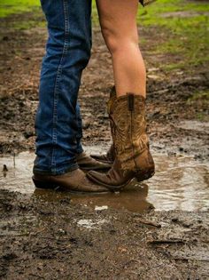 Absolutely Country Couple Pictures, Country Relationship Goals, Country Relationships, Foto Cowgirl, Shooting Couple, Cute Country Couples, Botas Western, Country Girl Life, Image Couple