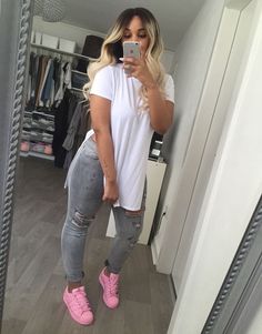 addidas rosas Tomboy Fashion, Pink Shoes, Dope Outfits, Fashion Mode, The Mirror, Fashion Killa, Outfits Casuales, Types Of Fashion Styles, White T