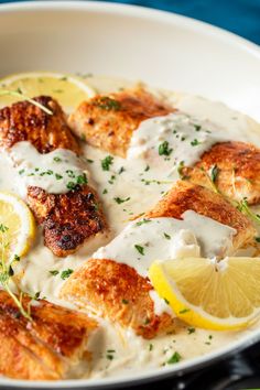 Mahi fish fillets with garlic cream sauce and lemon slices in skillet. Mahi Mahi White Wine Sauce, Creamy Mahi Mahi Recipes, Mahi Mahi Cream Sauce, Mahi Dinner Recipes, Sides For Mahi Mahi Dinners, Magi Mahi Recipes, Ghalieh Mahi, Creamy Fish Sauce, Garlic And Herb Sauce