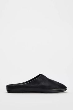 FLAT LEATHER SLINGBACK SHOES - Black | ZARA United States Modern Mules With Rubber Sole, Modern Mules With Rubber Sole For Everyday, Modern Everyday Mules With Rubber Sole, Black Modern Mules With Textured Sole, Modern Black Mules With Textured Sole, Everyday Leather Mules With Textured Sole, Modern Everyday Mules With Leather Sole, Modern Black Mules With Leather Footbed, Modern Mules With Flat Heel And Rubber Sole