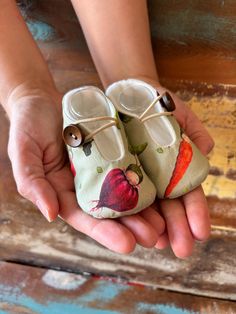 Handmade baby shoes. 100% cotton fabric . It does not have seams. It can be machine washed (delicate program) or by hand. Low iron It is possible to customize them, to choose between the two types of closure: with a bow (of the color you prefer) or with a button. You only have to indicate it when making the purchase by leaving us a message. Spring Gift Booties With Soft Sole, Handmade Cute Booties, Handmade Baby Shoes, Crib Shoes, Low Iron, Shoes Booties, Handmade Baby, Kids Shoes, Labour Day