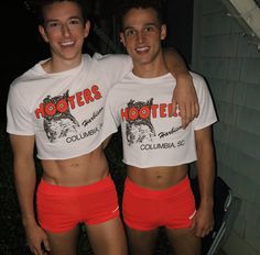 Halloween Outfit Men, Hooters Costume, Mens Halloween Costumes Diy, Two Person Halloween Costumes, Gay Halloween Costumes, Gay Costume, Cute Halloween Costume, Halloween Parejas, Hot Halloween Outfits