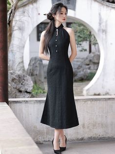 Black Elegant Sleeveless Long Cheongsam Effortlessly elegant, this black sleeveless long cheongsam combines traditional Chinese design with modern style. With its sleek silhouette and sophisticated detailing, this dress is perfect for any formal occasion. The sleeveless design and long length provide a comfortable and flattering fit for any body type. Stand out from the crowd in this timeless piece. Size Chart (cm) Bust Waist Hip Shoulder Width Dress Length S 82 66 86 35 120 M 86 70 90 35 120 L 90 74 94 36 120 XL 94 78 98 37 120 2XL 98 82 102 38 120 3XL 102 86 106 39 120 Chinese Design, Platform Mary Janes, Cheongsam, Traditional Chinese, Black Sleeveless, Style Moderne, Hanfu, Formal Occasion, Long Length