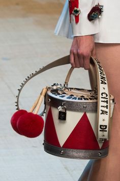 A bag from Dolce & Gabbana spring 2017. Photo: Imaxtree. Handbag Aesthetic, Dolce And Gabbana Fashion Show, Novelty Purses, Spring Bags, Wood Case