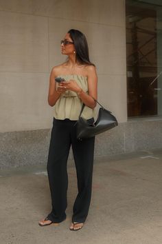 50+ Chic Black Pants Outfit Ideas For Women for Spring, Summer, Fall and Winter Black Capri Outfits, Black Slacks Outfit, Black Dress Pants Outfits, Jogger Outfit Casual, Black Joggers Outfit