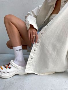 White Crocks Shoes Outfit, Crocs Photoshoot, Crocs Platforms Outfit, Crocs Fashion Street Styles, Platform Crocs Outfits, Crocs Outfit Summer, Croc Outfits Women, White Crocs Outfit, Crocs Aesthetic Outfit