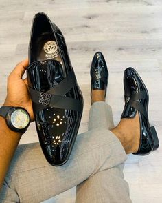 Gala Outfit Men, Weekend Painting, Versace Menswear, Gents Shoes, African Wear Styles For Men, Gala Outfit, Comfortable Mens Shoes, Mens Leather Clothing, Pink Dragon