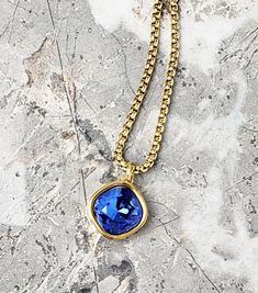 POUR VOTRE COLLECTION VOYAGE LES DÉTAILS Le collier « GOLD SAPPHIRE » est composé d'un pendentif en forme de diamant en acier inoxydable doré incroyablement détaillé, d'un luxueux saphir taille coussin de luxe, cultivé en laboratoire, suspendu à une chaîne box en or en acier inoxydable disponible dans la longueur de votre choix !  SAPHIR CULTIVÉ EN LABORATOIRE Les pierres précieuses cultivées en laboratoire ont les mêmes propriétés chimiques, minérales et optiques que les pierres précieuses natu Gold Sapphire Necklace, Necklace Length Chart, Gemstone Pendant Necklace, Gold Chains For Men, Jewelry Care Instructions, Bezel Pendant, Birthstone Pendant, September Birthstone, Sapphire Necklace