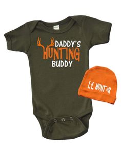 PRICES MAY VARY. Show Off Dad Love with this Hunting Baby Set Short Sleeve Baby Bodysuit with snap button on the bottom Made in 100% Ringspun combed Cotton - Soft, Comfotable Fabric It comes with Onesize cap Makes a cute Gift for Fathers Day, 1st fathers Day or any day show some love for Dad Adding fun to everyday wear with these comfortable and cute Outfits. The 3-piece outfit includes a tee, a bottom and a headband. This soft set is is made in 100% ring-spun cotton. The infant tee has lap shou Baby Boy Hunting, Hunting Onesie, Baby Items Must Have, Country Baby Boy, Newborn Baby Gift Set, 1st Fathers Day, Baby Clothes Country, Hunting Baby, 1st Fathers Day Gifts