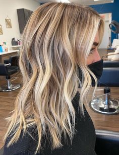 Choppy Cut with Warm Blonde Balayage Blonde Balayage Hair, Platinum Blonde Balayage, Balayage Hair Color Ideas, Balayage Hair Color, Blonde Balayage Highlights, Blonde Tips, Ash Blonde Balayage, Dirty Blonde Hair