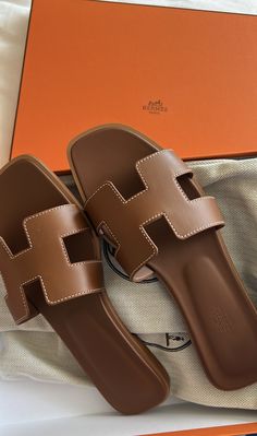 Hermes Slippers, Pretty Sandals, Fashion Shoes Heels, Shoes Heels Classy, Classy Shoes, Hermes Shoes, Fancy Shoes