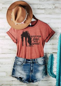 Calling all cowgirls! This hilarious horse-themed tee will be the perfect addition to your casual wardrobe. It's not just stylish, it's sure to get you some laughs too. Edgy Cowgirl, Horse Shirts, Cowboy Stuff, Western Graphic Tees, Equestrian Gifts, Western Outfits Women, Cute Messages, Ffa, Fun Color