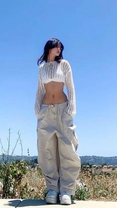 Parachute Pants Outfit, Pakaian Hipster, Looks Hip Hop, Sandal Tali, Looks Style