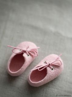 Felted eco friendly crib shoes for newborn baby girl with linen laces, packed in a box. Nice idea for coming home outfit. #cominghomeoutfit #babyshoes #babymusthave #girlshoes #littleprincess Gift Booties With Rubber Sole And Round Toe, Gift Rubber Sole Round Toe Booties, Cute Soft Sole Booties As Gift, Pink Booties With Soft Sole For Gift, Pink Booties With Soft Sole As Gift, Cute Pink Booties For Gift, Cute Pink Booties As Gift, Pink Booties With Round Toe As Gift, Pink Round Toe Booties As Gift