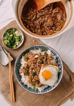 Beef Rice Bowls, Donburi Recipe, Burger Vegetarian, Asian Dish, Japanese Diet, Japanese Beef, Wok Of Life, Longevity Diet, Beef Rice