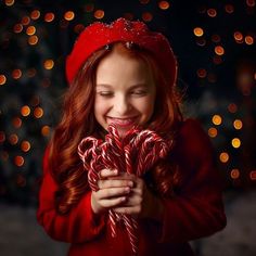 Christmas Kid Photoshoot Ideas, Christmas Picture Ideas Toddler, Kid Christmas Picture Ideas, Christmas Foto Ideas, Julfotografering Barn, Xmas Photoshoot Ideas Kids, Christmas Picture Ideas For Kids, Toddler Christmas Photo Ideas