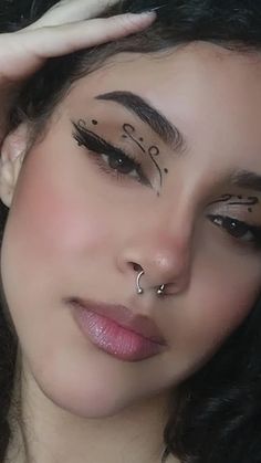 delineado
delineado gráfico 
delineado diferente
maquiagem 
eyeliner 
makeup Black Graphic Eyeliner, Rock Makeup, Artsy Makeup, Holloween Makeup, Indie Makeup, Eye Makeup Styles, Makeup For Black Skin, Glamour Makeup