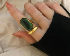 Diamond Finger Ring, Hand Jewelry Rings, Green Stone Ring, Chic Rings, Green Stone Rings, Fashion Creative, Gold Ring Designs, Street Style Chic