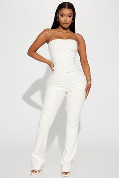 Corset Top Strapless, White Leather Pants, White Tops Outfit, Faux Leather Pant, Cream Outfit, White Pants Outfit, Cream Pants, Lit Outfits, Top Strapless