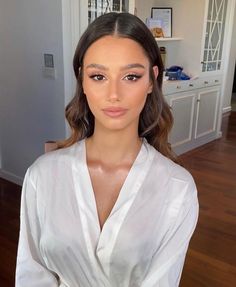 Bridal Makeup Shimmer, Bridal Makeup Looks Natural, Bridal Natural Makeup Brown Eyes, Bright Eyes Makeup, Bride Makeup Small Eyes, Bronzed Makeup Look Wedding, Bridal Makeup No Eyeshadow, Soft Glam Makeup Brunette Brown Eyes, Makeup To Match White Dress