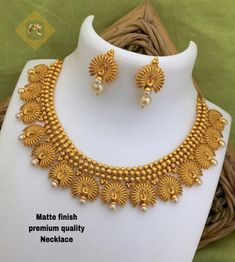 Elegant Gold Necklace, Hindu Jewelry, Mang Tika, Gold Jewelry Prom, Simple Necklace Designs, Ballet Hairstyles, Wedding Jewelry Sets Bridal Jewellery, Indian Wedding Jewelry Sets, Neck Pieces Jewelry