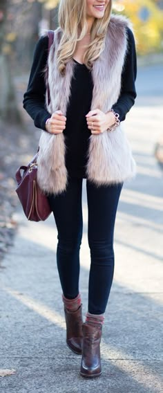 trendy winter brown camel faux fur vest glit. Paired it with black leggings and ankle boots for a chic casual look. featured by blondeexpeditions   chicwish.com White Fur Vest, Patagonia Pullover, Legging Outfits, Trendy Winter, Retro Mode, White Fur, Fur Vest, Outfits Casual