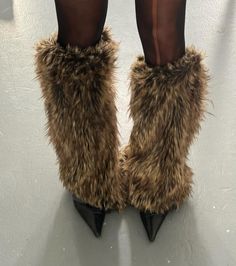 Faux Fur Leg Warmers, Street Style Boots, Rich Outfits, Fur Leg Warmers, Celeb Fashion, Fur Heels, Warm Boots, Oui Oui, Fashion Killa