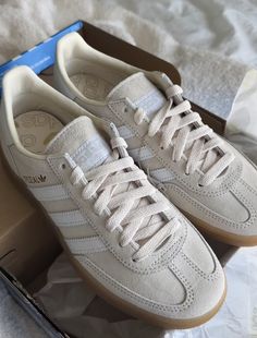 White Spezial Adidas, Shoes For Fall 2024, Trendy Shoes Sneakers, Mode Zara, Pretty Shoes Sneakers, Lifestyle Shoes, Shoe Wishlist, Shoe Inspiration, Shoe Inspo