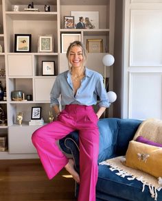 Pink Trousers Outfit, Pink Pants Outfit, Inspirational Clothing, Beckham Style, Looks Pinterest, Chique Outfits, Office Outfits Women, Corporate Outfits, Mode Casual