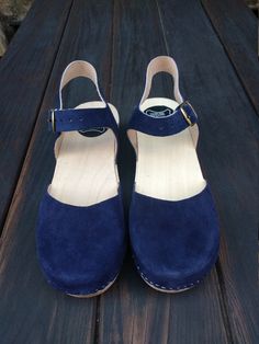 NEW CALF LEATHER CLOGS MADE FROM NATURAL CALF LEATHER AND NATURAL ALDER WOOD Clogs Sandals for Women Low heel ergonomic wooden sole and soft leather. made to order. Available in sizes 36-41. For other sizes please contact me EUR 35 l UK 2.5 l AUS 4.5 l USA 5 l up to 22.3cm l 8.78 inches EUR 36 l UK 3.5 l AUS 5.5 l USA 6 l up to 23cm l 9.02 inches EUR 37 l UK 4 l AUS 6 l USA 6.5 l up to 23.7cm l 9.33 inches EUR 38 l UK 5 l AUS 7 l USA 7.5 l up to 24.5cm l 9.65 inches EUR 39 l UK 6 l AUS 8 l USA 8 Wood Clogs, Mia Sandals, Clogs Sandals, Swedish Clogs, Leather Clog, Clog Boots, Wooden Clogs, Red Sandals, Clog Sandals