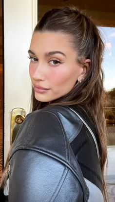 Clean Girl Makeup, Smink Inspiration, Hailey Rhode, Natural Wedding Makeup, Peinados Fáciles Para Cabello Corto, Penteado Cabelo Curto, Make Up Inspo, Hailey Baldwin, Sarah Jessica Parker