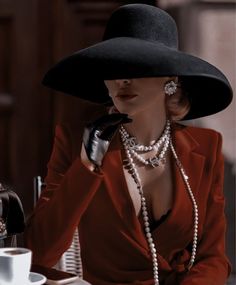 Mobster Wife Aesthetic, Italian Mafia Women, Mafia Wives, Classy Hats, Mob Wives, Fancy Hats, Classy Chic, Beautiful Hats, Vintage Glamour