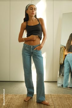 Model Off Duty Jeans, Mid Rise Straight Leg Jeans Outfit, Low Rise Jeans Straight Leg, Straight Leg Jeans Low Rise, Low Rise Pants Outfit Y2k, Straight Leg Low Rise Jeans, Low Waist Straight Jeans Outfit, Low Rise Straight Leg Jeans Outfit, Outfit Ideas Hourglass Body Types