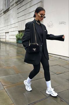 Alicia Roddy, Looks Adidas, Trainers Outfit, Look Legging, Chique Outfit, New Balance Outfit, Sneaker Outfits, Winter Styles, Winter Fashion Outfits Casual