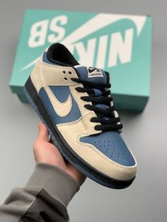 Nike Sb Shoes, Nike Fashion Sneakers, Herren Style, Trendy Shoes Sneakers, Pretty Shoes Sneakers, All Nike Shoes, Funky Shoes, Nike Sb Dunk Low, Cute Nike Shoes