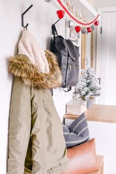 Get your home guest-ready with these easy decluttering tips! From organizing entryways to tidying common areas, this guide will help you create a welcoming, clutter-free space before holiday visitors arrive. Perfect for a stress-free, cozy atmosphere that everyone will enjoy! Christmas Mudroom, Home Decor Ideas Modern, Christmas Details, Christmas Dining Room, Nursery Modern, Coat Closet, Built In Furniture