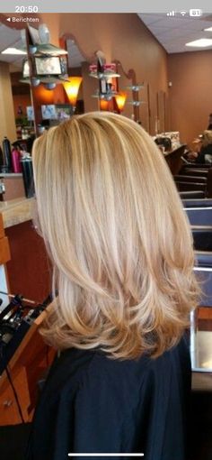 Short Hair Strawberry Blonde, Blond Strands, Mid Hair, Mom Haircuts, Medium Blonde Hair, 60 Hairstyles, Layered Haircuts For Medium Hair, Medium Length Hair With Layers, Hair Upstyles