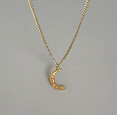 gold-moon-pendant-necklace-waterproof-jewelry