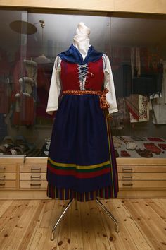 Ingå folkdräkt/Inkoon kansallispuku/Ingå folk costume. Finn-Swedish. Photo: Linda Varoma Cultural Clothing, 7 Continents