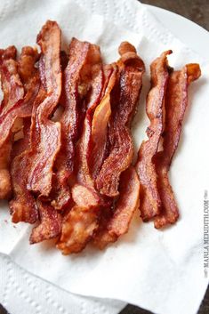 some bacon is sitting on top of a paper towel