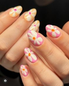 Groovy Daisy Nails, Funky Flower Nails, Sapphic Nails, Candy Acrylic Nails, Retro Flower Nails, Pink Daisy Nails, Retro Nail Art, Nail Art Ideas For Spring, Free Nails