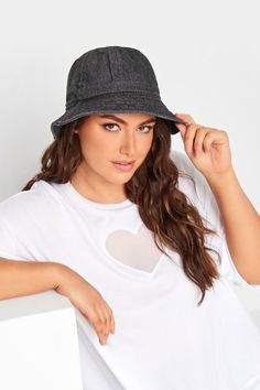 Outfit Jean, Bucket Hat Outfit, Bucket Hat Style, Elegant Wedding Guest Dress, Clothing Trends, Plus Swimwear, Hat Style, Next Fashion, Black Accessories