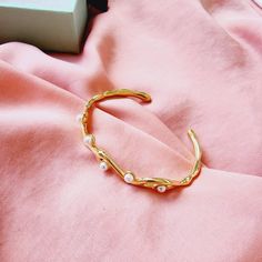 This curvy pearl bangle is a versatile minimalist piece that goes with any look. Wear it with another bracelets to create an arm party. Combine it with Miss Flirty Ring, La Koko Ring or La Sugar Ring to complete the look. It is perfect for gift giving for women and teen girls. Ideal for Valentine's Day, Mother's Day, Thanksgiving gift, Birthday, Anniversary, Christmas, Promise, Gifts, etc. Bracelet Details: Material: 18K Gold Plated & Stainless Steel Thickness: 3mm Quantity: 1 Color: Gold Does n Minimalist Pearl Bangle Bracelet Gift, Adjustable Pearl Chain Bangle Bracelet, Adjustable Chic Pearl Bracelet As Gift, Chic Adjustable Pearl Bracelet Gift, Chic Adjustable Pearl Bracelet As Gift, Minimalist Metal Pearl Bracelet, Pearl Bangle Bracelet As Gift, Trendy Pearl Bangle Bracelet Gift, Minimalist Pearl Bracelet For Gift