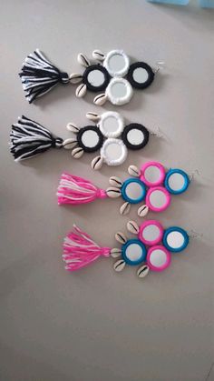 Mirror Latkan, Diy Jewelry Mirror, Diy Crafts Earrings, Tassels Tutorials, Tassel Crafts