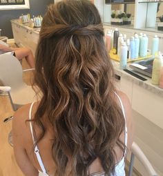 Curled Prom Hair, Hairstyles Halloween, Men Prom, Loose Curls Hairstyles, Halloween Hairstyles, Hairstyle Short, Simple Prom Hair, Ball Hairstyles, Prom Hairstyles For Short Hair