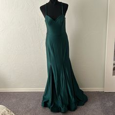 In Good Condition, The Seam Is Starting To Come Apart Near The Bottom Of The Zipper But That Can Be Fixed Cross Cross Straps, Sweetheart Neckline, Fitted Mermaid Style, Mesh Body, And A Structured Bottom To Keep It Out Of The Way Mermaid Fashion, Cross Straps, Criss Cross, Sweetheart Neckline, Black Tie, Emerald Green, Mesh, Mermaid, Maxi Dress