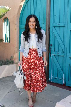 White Top With Denim Jacket, Structured Casual Style, Ruffle Midi Skirt Outfit, Red And White Skirt Outfit, Long Floral Skirt Outfit Summer, Skirt And Top Casual, Red Floral Skirt Outfit, Dressy Casual Outfits Summer, Styling A Long Skirt